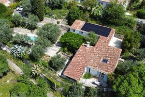 PROPRIÉTÉ, À PIEDS AU VILLAGE, AVEC VUE PANORAMIQUE ET PISCINE À CLAVIERS