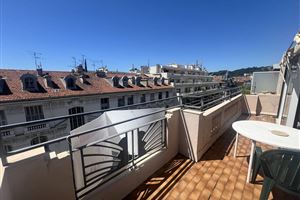 DERNIER ETAGE RUE ROSSINI À NICE