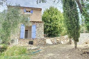 CHARMANT BASTIDON EN PIERRES AVEC PISCINE À VILLECROZE