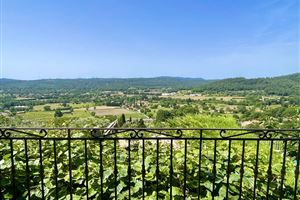 CHARMANTE MAISON DE VILLAGE AVEC JARDIN ET VUE PANORAMIQUE A CALLIAN