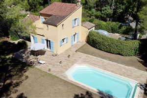 VILLA AU CALME AVEC PISCINE , À SEILLANS